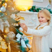 девочка украшает новогоднюю ёлку