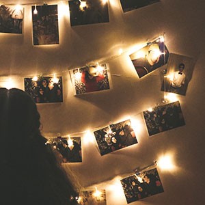 гірлянди прищіпки з фотографіями на стіні